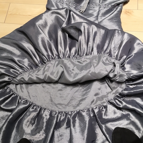 ❤️Host Pick❤️Laura metallic ball gown with puffy skirt. - Picture 7 of 8